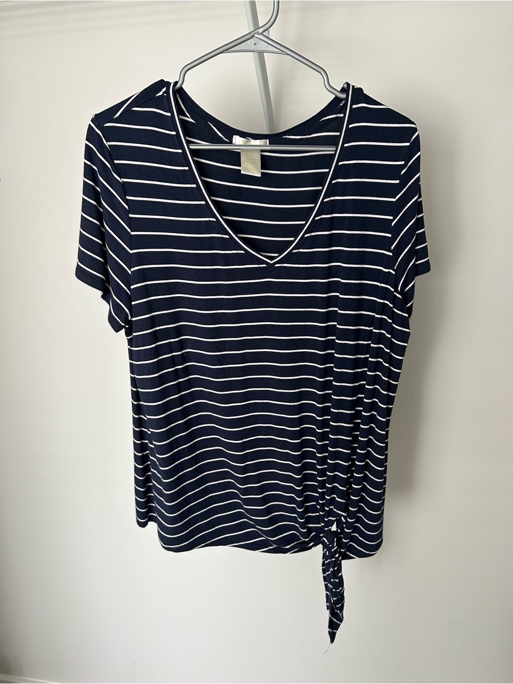 🧡5/$25🧡Matty M Navy and White Striped V-Neck Tie-Hem Tee